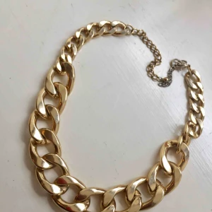 - Säljer dessa två halsband för 40kr styck. Den andra är en jätte snygg chocker och passar bra till fest såväl som vardag💖   Det guldiga kedjehalsbandet är sålt