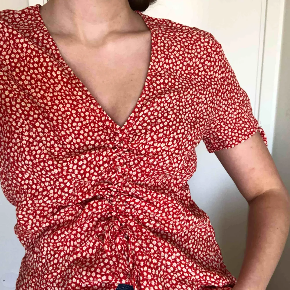 Blus från H&M, strl 36. Knappt använd, superfint skick!  Möts upp vid T-centralen/Åhléns city eller fraktar (50kr). Betalning sker via Swish 🥰. Toppar.