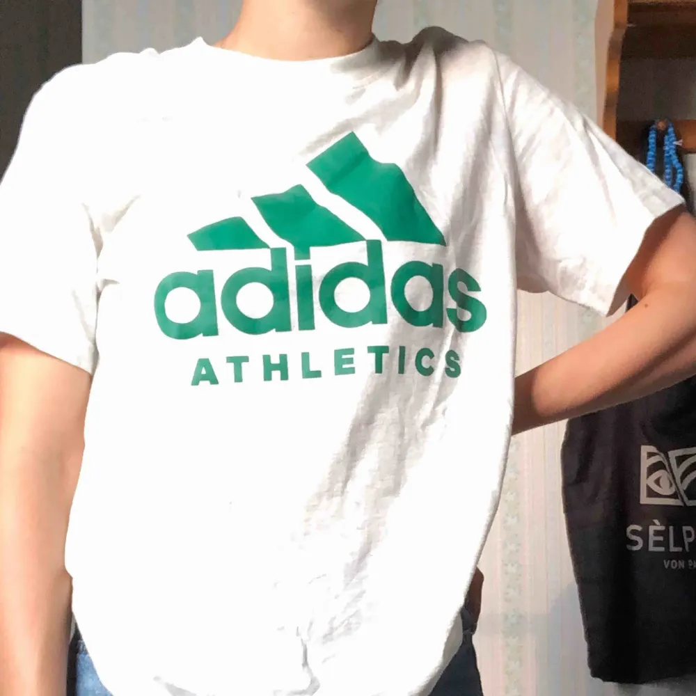 Adidas tröja, knappt använd storlek S 100 kr + frakt  pris kan diskuteras💚den är ljusgrå. T-shirts.