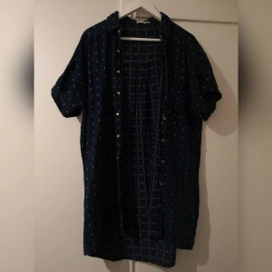  - Mörkblå oversized kortärmad skjorta. Köparen står för frakt. 