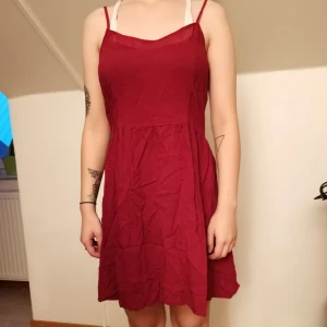  - Står storlek 42 i klänningen men den är lite mindre  Vi kan mötas upp i Kristianstad och kan också skicka det. Tar swish 
