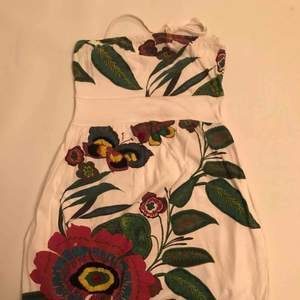 Desigual klänning. With flowers and pockets 