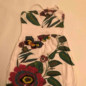  - Desigual klänning. With flowers and pockets 
