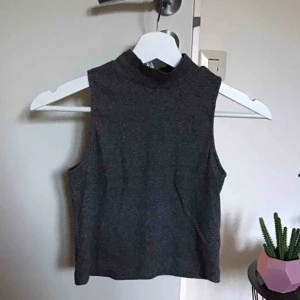  - Mörk grå magtröja/top från H&M. Väldigt bra kvalitet fortfarande. 