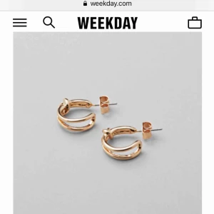  - Helt oanvända örhängen i guld. Köpta på weekday nyligen. 