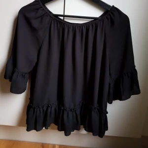  - Blus från Bikbok, frakt tillkommer 