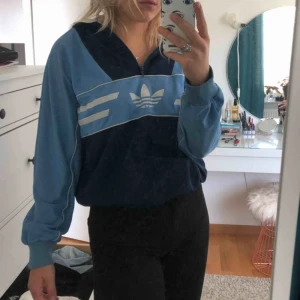  - Addidas hoddie som är Köpt från en second hand butik i Tyskland för 500kr. På bilderna har jag valt att vika upp den men om man vill ha den mer som en ”vanlig” hoodie. Passar från XS-L beroende på hur man vill att den sitter!!!