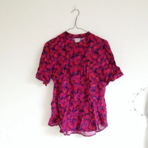 Blommig blus från monki. Den har en slags volang nedtill i ryggen. Väldigt fin - Blommig blus från monki. Den har en slags volang nedtill i ryggen. Väldigt fin