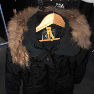  - Vinterjacka från Blonde No.8, köptes på jolina i borås med nypris 5000kr. Använd en säsong.