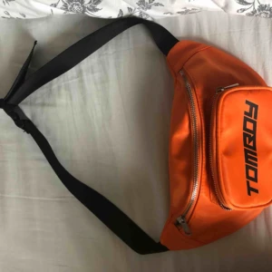  - Asball magväska från tomboy. Väldigt rymlig med två fack. Frakten är inräknad i priset. Kan mötas i Lund 