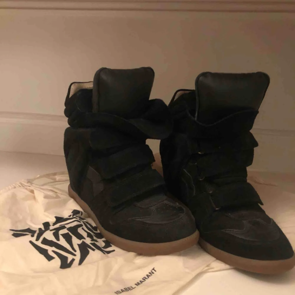 Storlek 40 Isabel Marant Etoile Bennet skor, bra skick utan tydliga slitningar :) dustbags och originalkartong medföljer. Pris kan diskuteras vid snabb affär :). Skor.