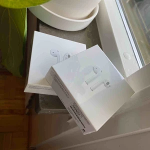  - Helt nya och oanvända AirPods! Säljer då jag redan har ett par! Dessa är inköpta från tre. (Ordpris 2000kr). Tar Swish och fraktar gärna! (Frakt 50kr) Ett par för 1400kr och två par för 2600kr! Pris kan diskuteras vid snabb affär. 