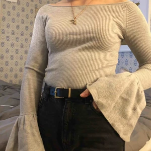  - Superfin grå ribbad tröja med ballongärmar och även lite offshoulder, använd fåtal gånger💗 frakten kostar 56kr, hör av för flera frågor! 