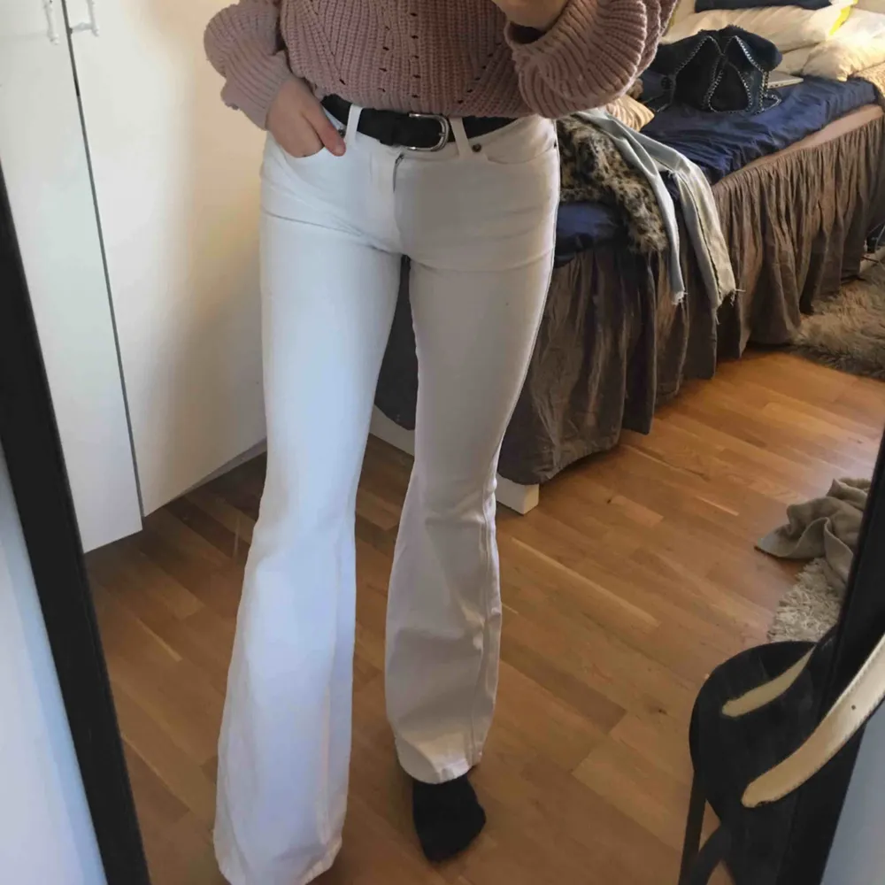 Helt oanvända Dr.Denim vita bootcut jeans i Xs men stretchiga så passar Xs-M. Tror längden är 32 elr 33 men jag är iaf 168 och på bild 3 ser man hur långa dem är på mig💕. Jeans & Byxor.