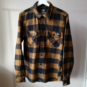  - Flanellskjorta från Dickies, nyskick använd ett fåtal gånger! 
