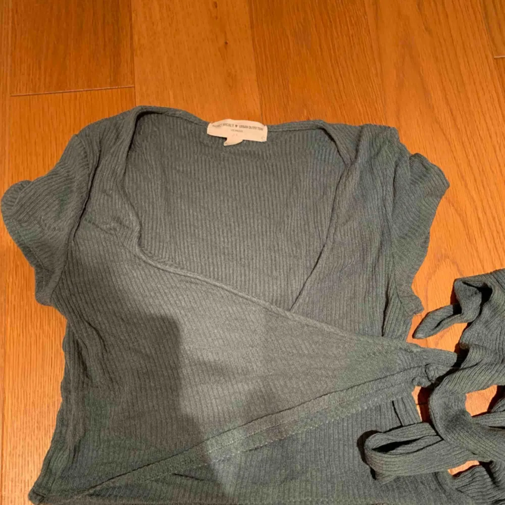 Skit gullig omlott tröja från urban outfitters 💗 kan fraktas eller mötas upp i Stockholm . Toppar.