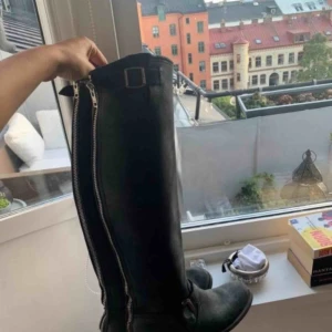  - PRIMEBOOTS  Skor, stl. 39, Dam Svarta höga primeboots i fint skick, perfekta inför hösten! Nypris ligger på ca 3300. 1700 kr