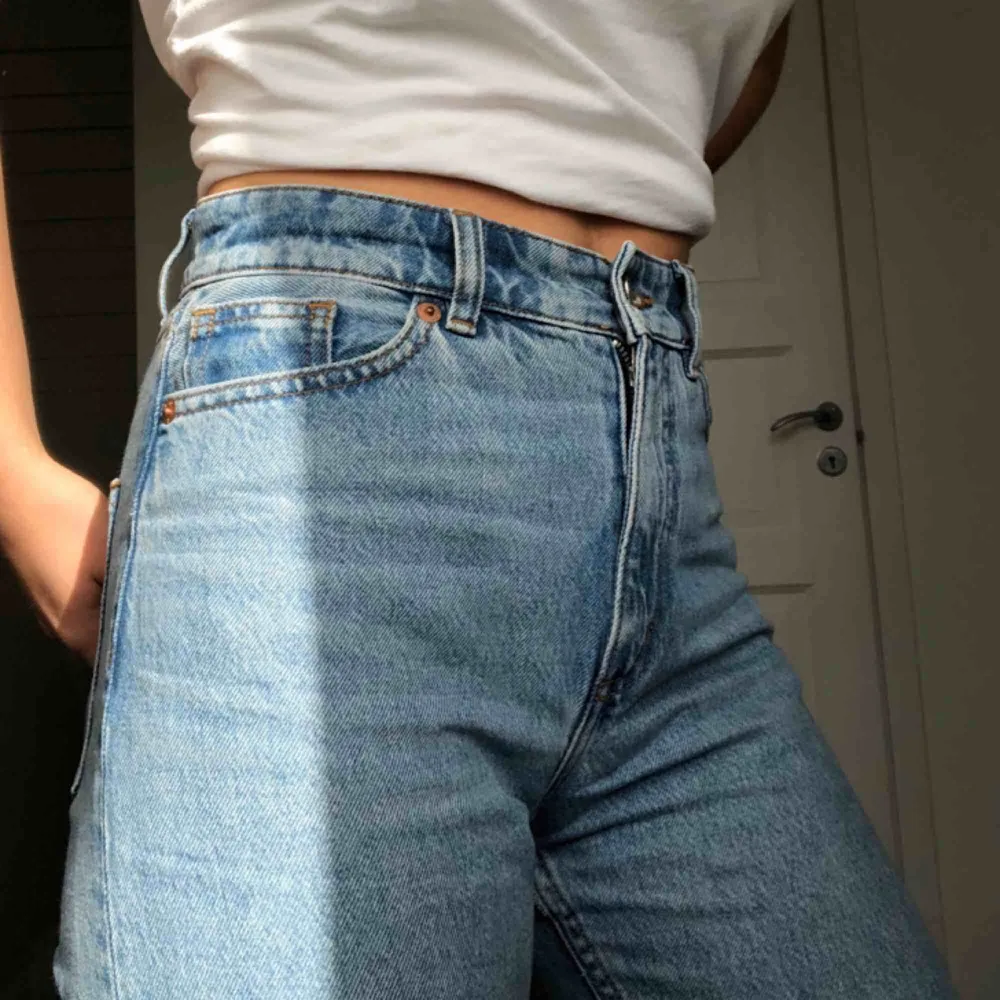Nice blå monki mom-jeans! Köpta för ca 1.5 år sen, använda en del men mest hängt i garderoben :’( . Jeans & Byxor.
