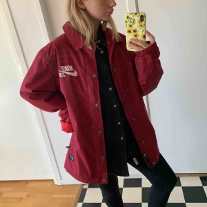 - FRAKT TILLKOMMER! Jacka från nike sb, jättesnygg men jag får aldrig användning för den tyvärr, har klippt upp på resåren längst ner på ärmarna då de satt väldigt hårt, men syns knappt och man kan vika upp ärmarna då de är väldigt långa!:)