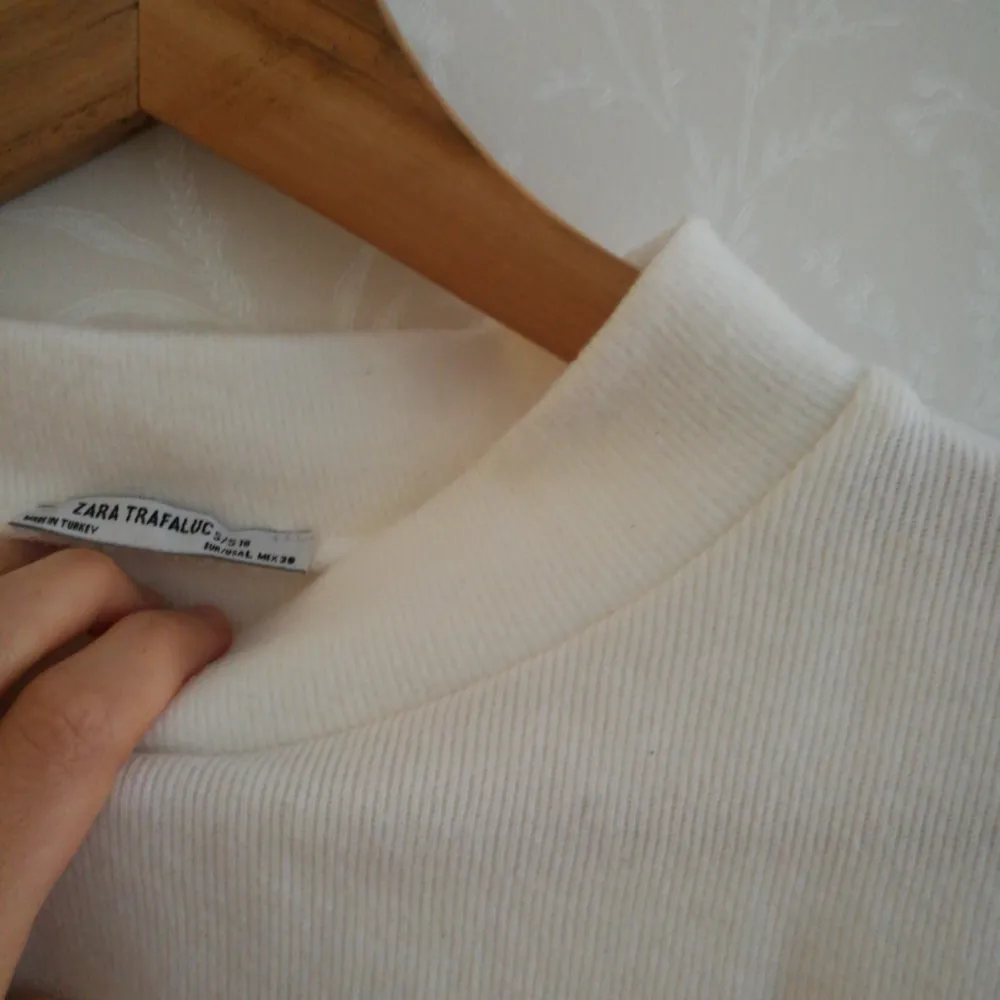 En tjock cropped tröja med korta ärmar.  Storlek L. TRF by Zara  A thick short-sleeved jumper from Zara. Size L. New and unworn but has no tags.  . Toppar.