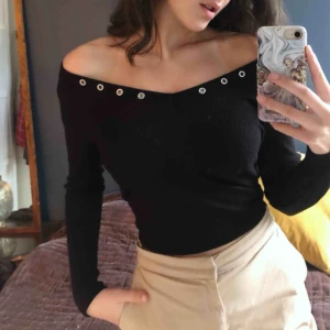  - Skitsnygg svart off shoulder tröja!! Funkar till allt och perfekt nu till hösten.  (Nypris: 199kr)