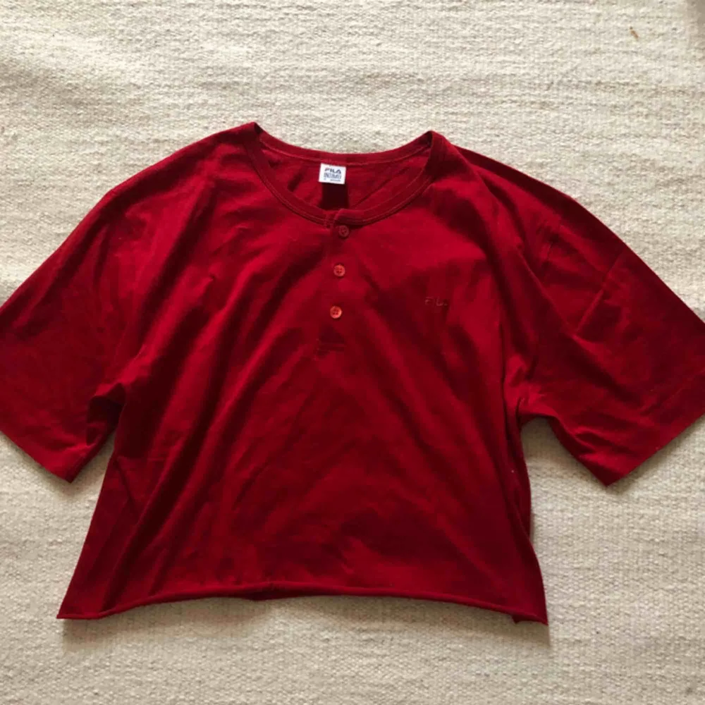 Röd fila tröja som är köpt på humana ❤️💥❤️ aldrig använd, köparen står för frakt. T-shirts.