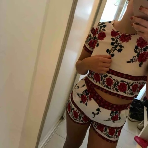  - Fint blommigt sett i från dm retro🌺 Nypris: 500kr Frakten är inkluderad i priset👍🏼