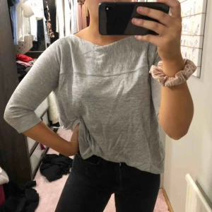  - Ljusgrå melerad tunn tröja från Tiger of Sweden. Köpt för 1100 kr, fett skön o basic. Fraktar för 66kr