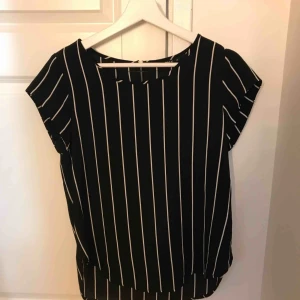  - Fin tröja i ny skick! Dragkedja på ryggen i silver🥰 Köpt från only. Köparen står för frakten 