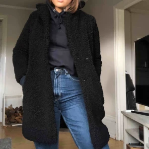  - Säljer min älskade snygga sköna Teddy-kappa då den är för liten 😭 perfekta vinterjackan enligt mig, skulle säga att den passar XS-S, jag brukar snarare ha M men kan ändå ha den här, till och med med hoodie under!!! Fraktkostnad tillkommer