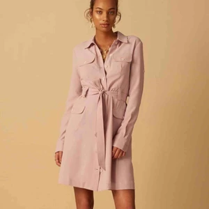  - Safari Dress från Adoore, storlek S, använd endast några få gånger, frakt tillkommer 💕