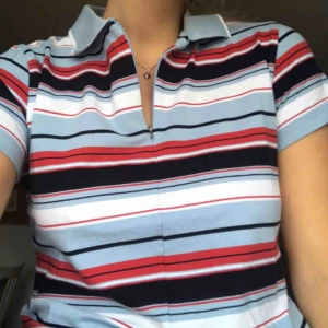  - Polotröja med dragkedja, står storlek XS på lappen men passar mig som brukar ha M! Stretchigt och ganska tjockt tyg, superskön! Knappt använd men inköpt på second hand, fint skick <3   Frakt inkräktat i priset!