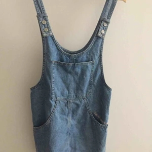  - Söt hängselklänning, knappt använd!