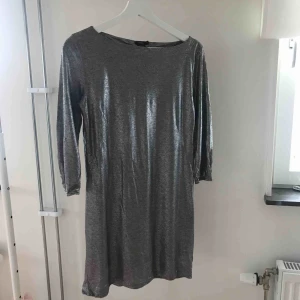  - Fin urskön klänning från Filippa K, två mindre hål.  Köparen står för ev frakt.  