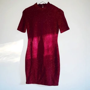  - Supersöt glittrig halvpolo klänning.