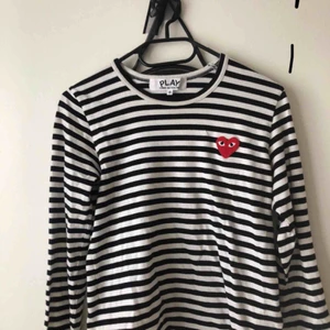  - Cdg play tröja, svartvit, i gott skick, säljs pga att den ej kommer till användning