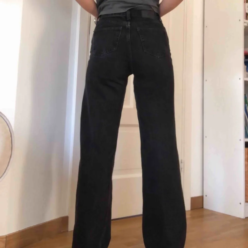 Supersnygga vida jeans från monki i modellen yoko! Urtvättad svart/grå färg! Flitigt använda men fortfarande väldigt bra skick! . Jeans & Byxor.