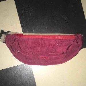  - ☘️Axel Arigato bumbag/waistpack☘️ Röd Använd få gånger Perfekt skick