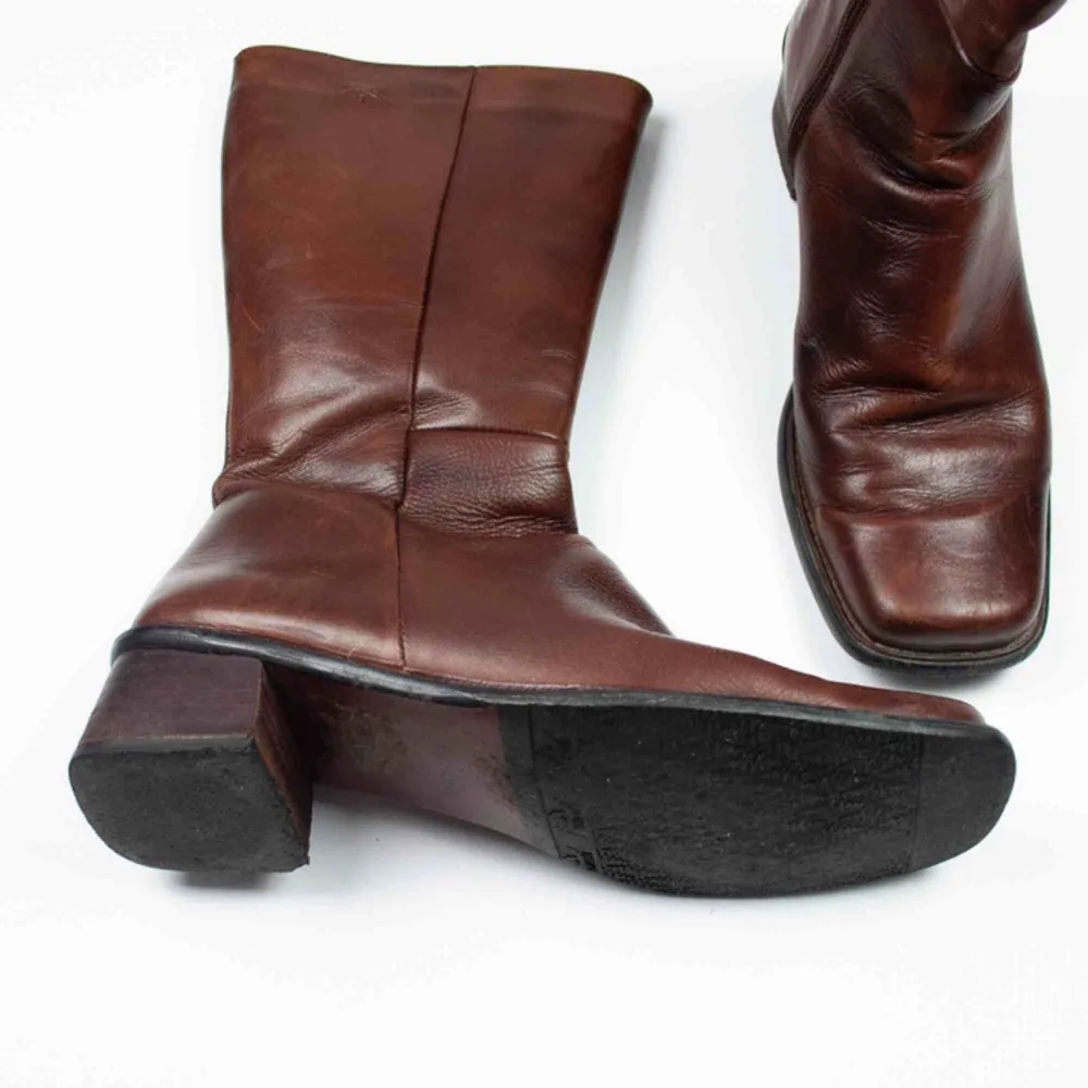 Vintage 90s Y2K leather square toe boots in brown Very light signs of wear SIZE Label: 39 EUR, feels true to size, can be worn as 38 EUR with thick socks Free shipping! Read the full description at our website majorunit.com No returns. Skor.