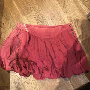  - Cool ballongkjol från Diesel. Aldrig använd. Storlek 16 år  Finns i Nacka 