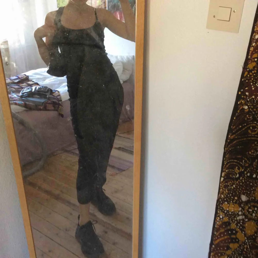 Säljer denna svarta lång klänning inköpt från humana för ca ett halvår sen, svin fin och bekväm men jag använder den aldrig:(. Klänningar.