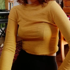  - Senapsgul polotröja från H&M med superfin passform!  Går att hämta upp på södermalm  Kan tänka mig frakta, köparen betalar frakt 