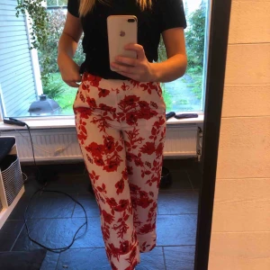  - Rosa byxor med röda blommor! Aldrig använda så utmärkt skick💕 Köpare står för eventuell frakt!!