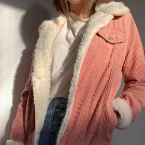  - Varm och gosig manchesterjacka! Vadderad på insidan med mjuk fuskpäls. Aldrig använd, endast provad. Frakt tillkommer:)