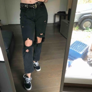  - Sååå sköna svarta högmidjade jeans från hm (lite lim jeans looking) med slitningar. Säljer på grund utav att dom tyvärr inte kommer till användning. Kan mötas upp i Stockholm eller så står köparen för frakt.