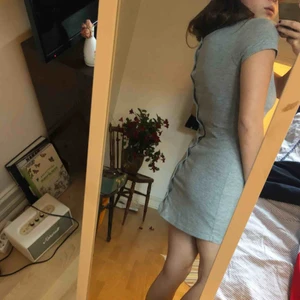  - Grå ganska tight klänning från VILA, knappt använd, snygg med knappar på baksidan! 