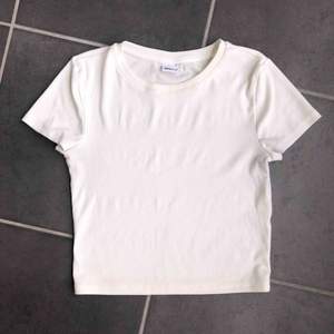 En vit ribbad, basic t-shirt ifrån Gina, storlek S. Använd ett antal gånger.👚 +  frakt 59kr