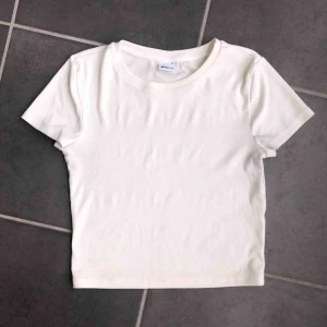  - En vit ribbad, basic t-shirt ifrån Gina, storlek S. Använd ett antal gånger.👚 +  frakt 59kr