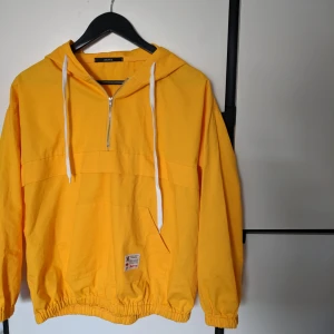  - Snyygg gul windbreaker från zaful 