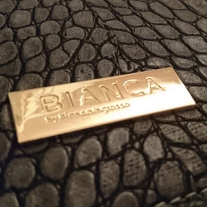  - Underbart datorfodral från byBiancaIngrosso i grått fuskläder. Aldrig använt utan bara legat sedan jag fick det i present. Köpare står för frakten 